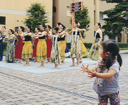 まねて踊る子