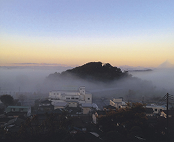 朝陽を待つ天空の桐生富士山