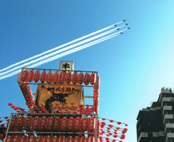 祭り上空を飛行する