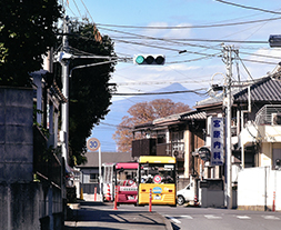 広沢を走る「マユ」